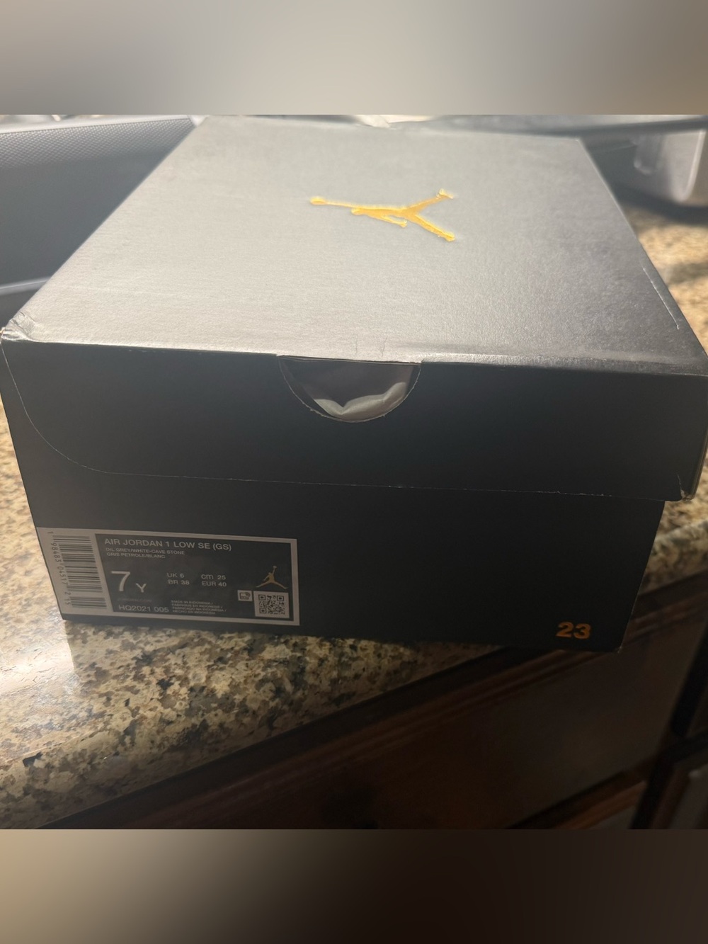 Jordan 1 SE Big Kid/Women’s Low-Top Sneakers in Pink, Gray & Yellow Accents - Picture 6 of 7